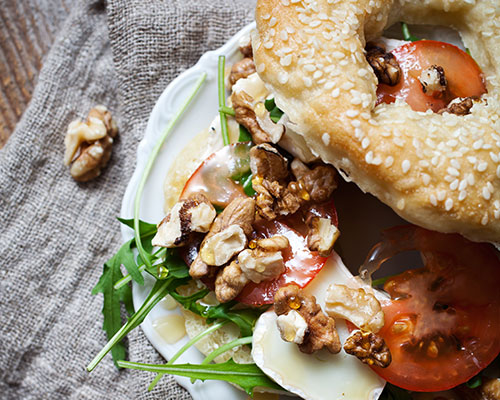 plat-bagel_fromage_noix-500x400 (1) - Lune de Miel bagel-brie-miel